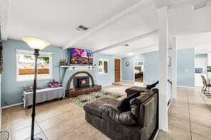 Smart TV, fireplace - Enjoy a relaxing a stay in the  ❤️ of Joshua Tree. (Joshua Tree)