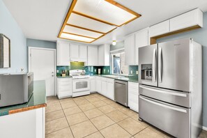 Køleskab, mikrobølgeovn, ovn, kogeplade