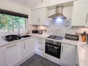 Cottage | Private kitchen | Fridge, microwave, dishwasher, cookware/dishes/utensils