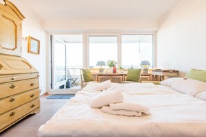 1 dormitorio, tabla de planchar con plancha, wifi y ropa de cama