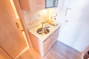 Geladeira, micro-ondas, cooktop, cafeteira/chaleira