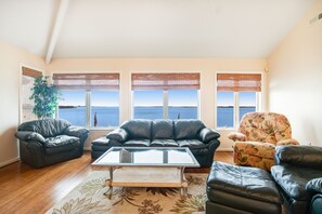 Fernseher, Kamin, DVD-Player