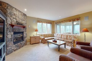 Televisión, chimenea, reproductor de DVD y futbolito