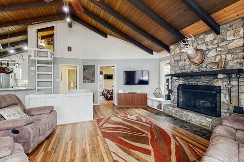 Dog-Friendly Oasis - Game Room, AC, Pool Table, & Fireplace