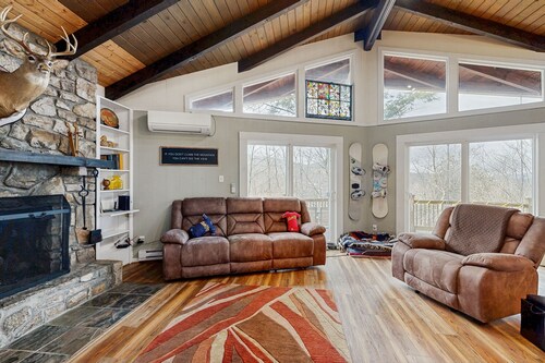 Dog-Friendly Oasis - Game Room, AC, Pool Table, & Fireplace