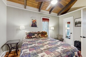 3 bedrooms, iron/ironing board, free internet, bed sheets