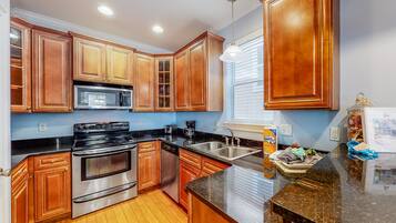 冷蔵庫、電子レンジ、オーブン、コンロ