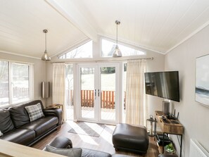 Cottage | Living room | Flat-screen TV, DVD player - Troutbeck Lodge (Windermere)