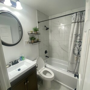 Badewanne, Haartrockner, Handtücher, Seife
