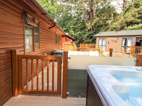Outdoor spa tub - Lakes Lodge (Windermere)