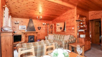 Cottage | Private kitchen | Fridge, cookware/dishes/utensils