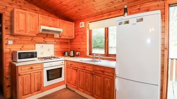Cottage | Private kitchen | Fridge, cookware/dishes/utensils