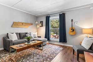 Smart TV - Famous MUSIC ROW Condo with FREE Parking + Pool (Nashville)