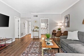 Smart TV - Famous MUSIC ROW Condo with FREE Parking + Pool (Nashville)