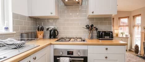 Cottage | Private kitchen | Fridge, cookware/dishes/utensils