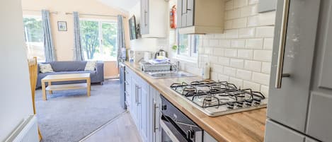Cottage | Private kitchen | Fridge, cookware/dishes/utensils
