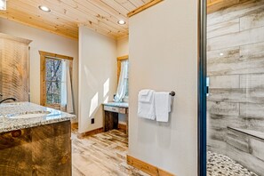 Kostenlose Toilettenartikel, Haartrockner, Handtücher