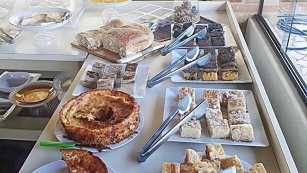 Uma mesa de buffet com diversos alimentos e utensílios.