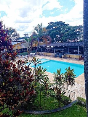 Kolam renang outdoor