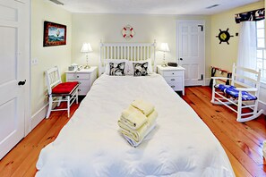 4 bedrooms, Internet, bed sheets - Coastal Retreat w/ Sunroom & Yard – Walk to Private Beach & Harwich Port (Harwich Port)
