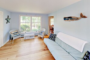 Televisión, reproductor de DVD, tenis de mesa y libros 