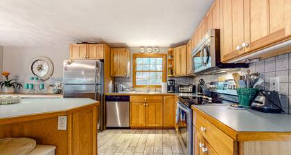 Dog-friendly Bournes Pond home minutes to downtown Falmouth with grill