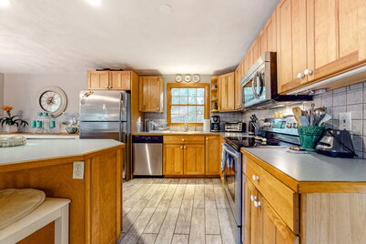 Dog-friendly Bournes Pond home minutes to downtown Falmouth with grill