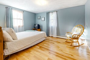 4 bedrooms, desk, WiFi, bed sheets - Dog-friendly Bournes Pond home minutes to downtown Falmouth with grill (East Falmouth)