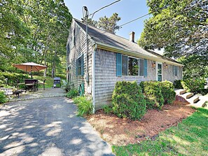 Exterior - Dog-friendly Bournes Pond home minutes to downtown Falmouth with grill (East Falmouth)