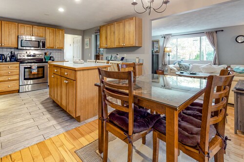 Dog-friendly Bournes Pond home minutes to downtown Falmouth with grill