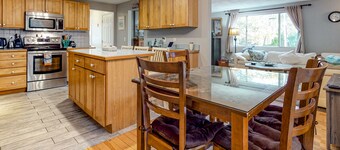 Dog-friendly Bournes Pond home minutes to downtown Falmouth with grill