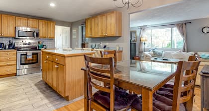 Dog-friendly Bournes Pond home minutes to downtown Falmouth with grill