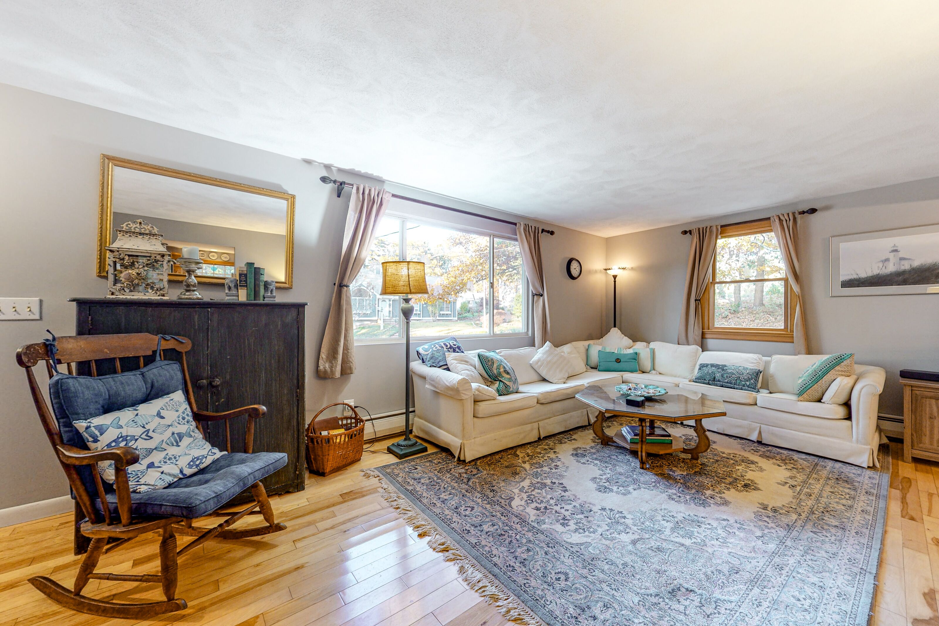 Fernseher, DVD-Player, Bücher, Stereoanlage