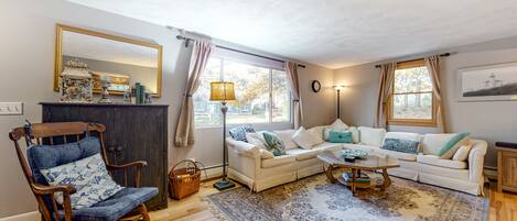 Fernseher, DVD-Player, Bücher, Stereoanlage