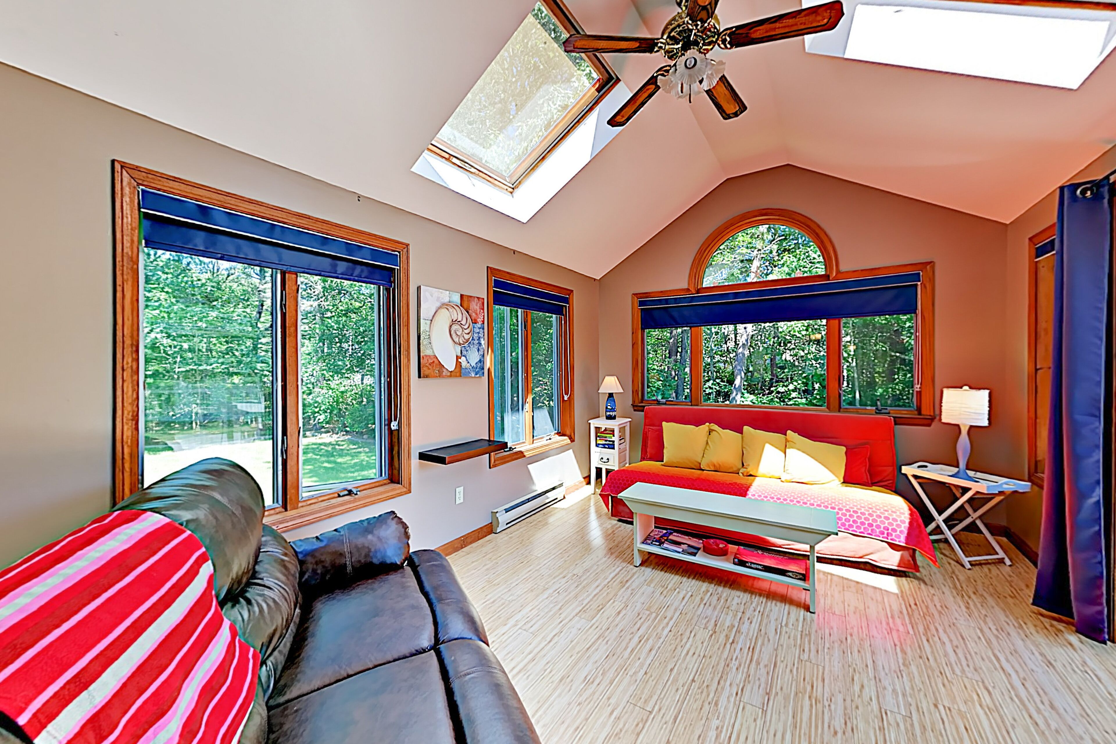 Bright and airy retreat with deck & sunroom - short walk to lakes