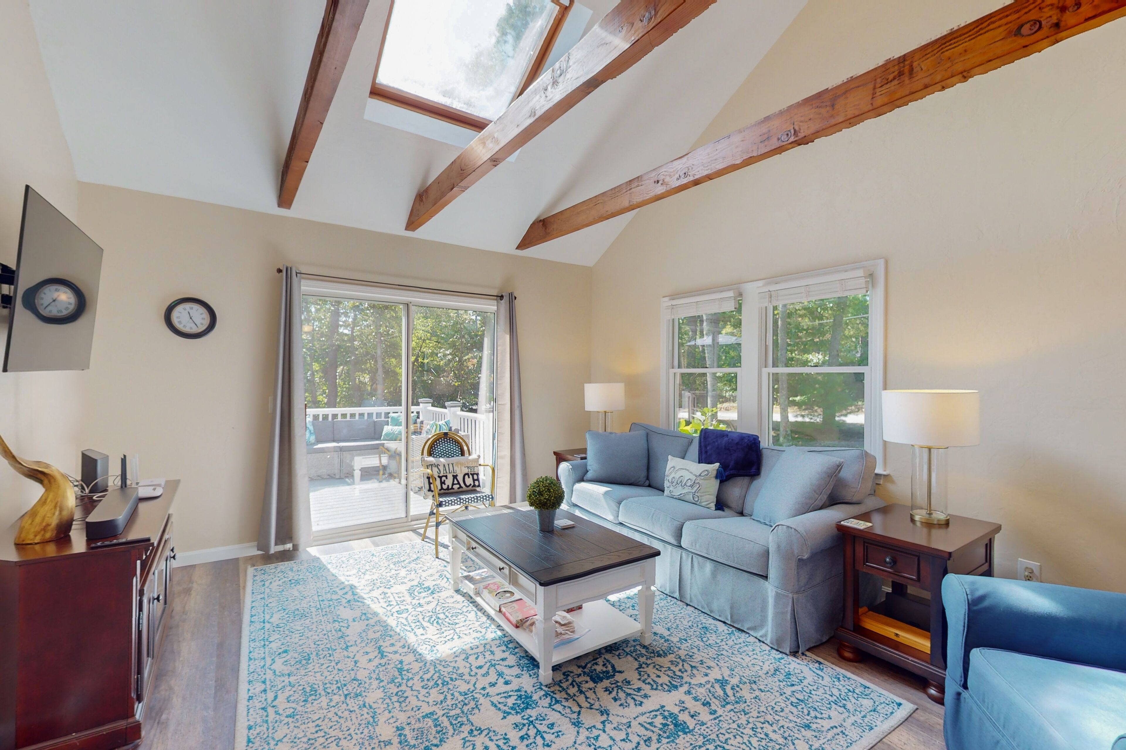 Sunlit getaway with chef’s kitchen, kayaks & private beach access