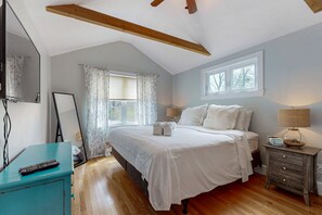 3 bedrooms, travel crib, internet, bed sheets