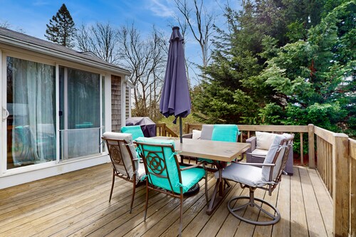 Skaket Beach escape: Corner-lot home with big yard - walk to Warm Bayside Shore