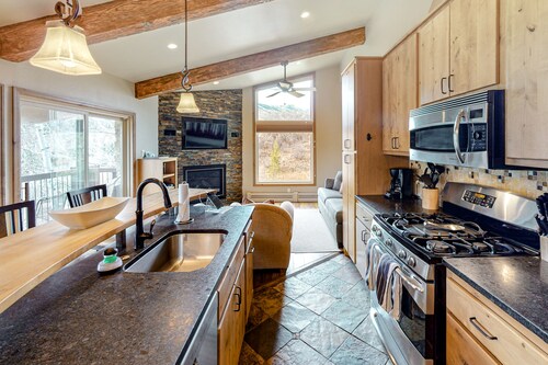 Lovely getaway minutes from ski slopes with mountain views, fireplace, & balcony