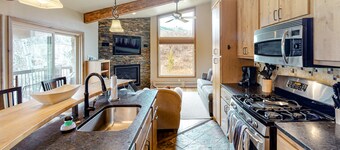 Lovely getaway minutes from ski slopes with mountain views, fireplace, & balcony
