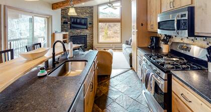 Lovely getaway minutes from ski slopes with mountain views, fireplace, & balcony