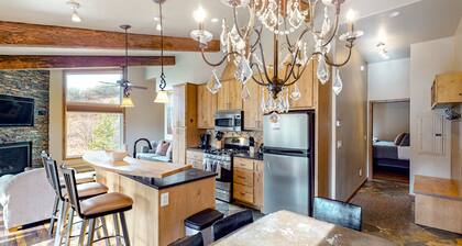Lovely getaway minutes from ski slopes with mountain views, fireplace, & balcony
