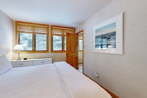 4 bedrooms, desk, iron/ironing board, internet