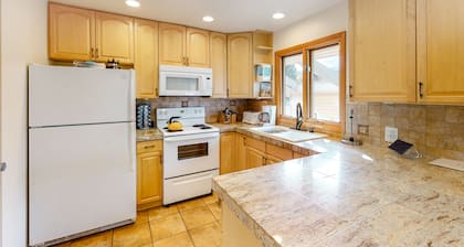 Lovely mountain condo overlooking golf course with WiFi & private washer/dryer