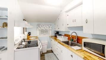 Fridge, microwave, oven, coffee/tea maker