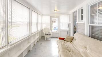 1 bedroom, internet, bed sheets