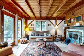 Televisión, reproductor de DVD, libros y videoteca 