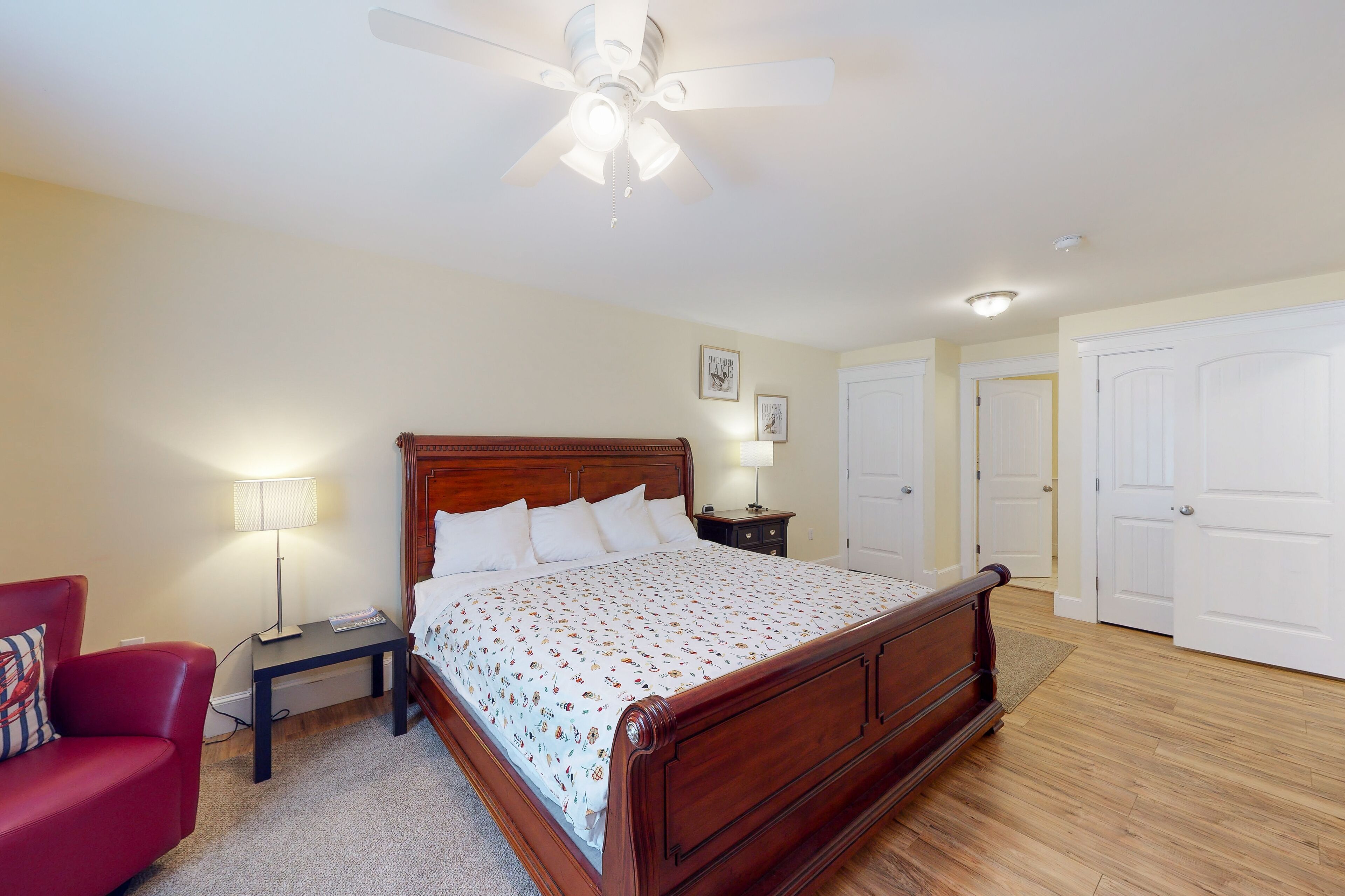 2 bedrooms, iron/ironing board, internet, bed sheets