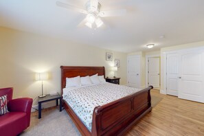 2 bedrooms, iron/ironing board, internet, bed sheets - Stylish Condo at Sheepscot Harbor Resort w/Free WiFi, River Views, & Balcony (Edgecomb)