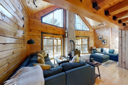 Stunning & Spacious Log Cabin in the Woods